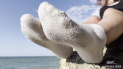 Mistress Legs: Sexiga fötter i smutsiga och frotté vita strumpor retas på...