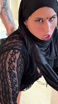 Une salope en hijab punie !