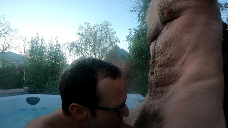 Russie Goodboy: Stiefpapi lockt jungen zum whirlpool Und fickt dann seinen hintern...