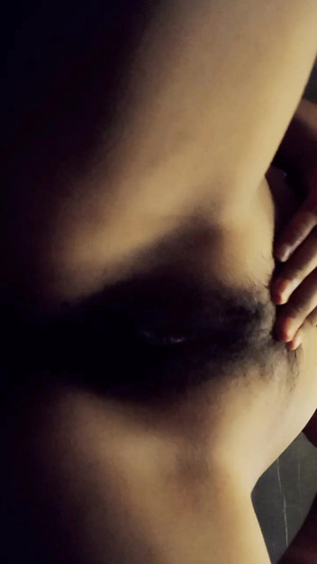 Tumheri Iska: セクシーな女の子は彼女の濡れた滑りをとても激しく運指しています