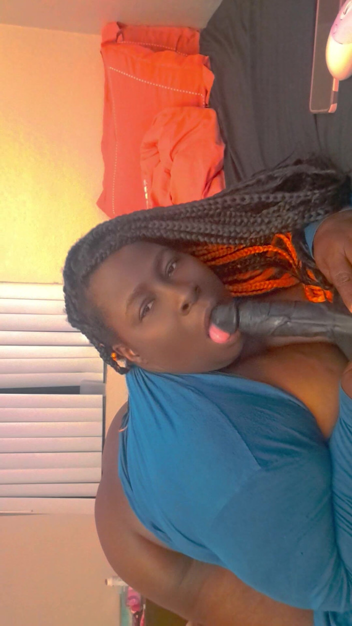 AngelMoca: Biarkan saya deepthroat awek zakar