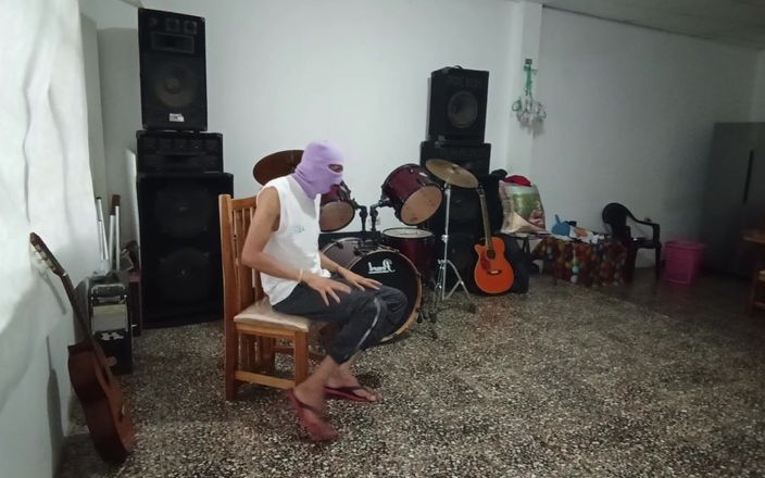 Goky: Sexi Music Teacher Poses Cachondo to Pupil