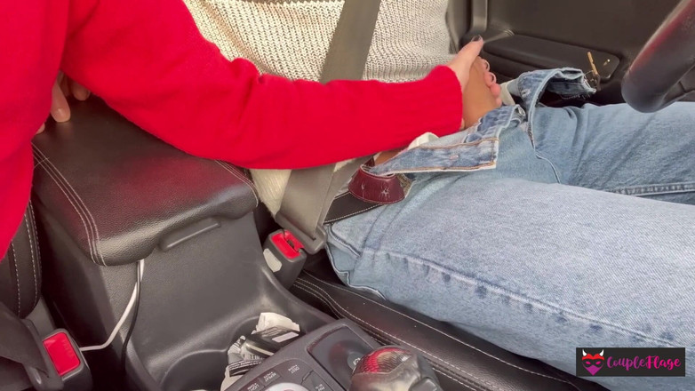 Coupleflage: 在高速公路上，我让优步司机射精