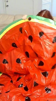 BBW sjuksköterska Vicki blåser upp en enorm plastflotta som ser ut som en vattenmelon skiva