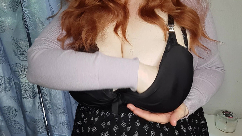 Curly_Dreams: Accarezzo Il Seno Nel Reggiseno