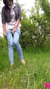Awek terdesak kurus Kencing Di Rumput Di Dalam Hutan