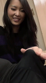 Bella ragazza asiatica scopa come una vera cagna