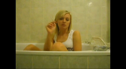 Femdom Austria: 金发婊子在浴缸里抽烟