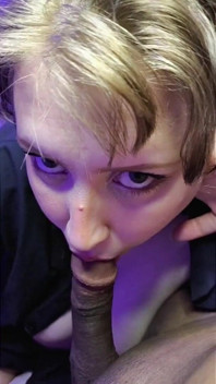 Wifey devorando meu pau em nosso quarto privado em primeiro plano