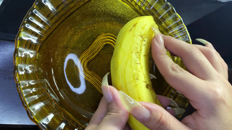 Goddess Li: Móng tay dài tự nhiên và chuối