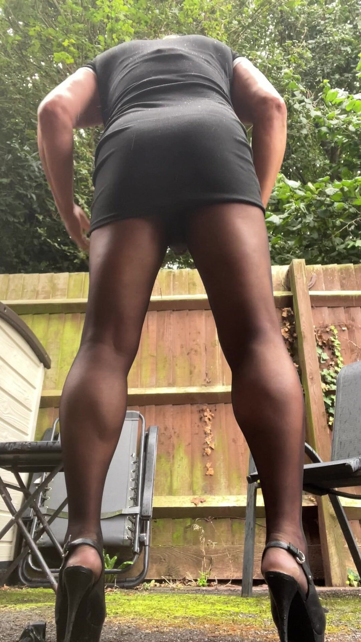 Kellycd2022: Crossdresser seksi Kellycd2022 dalam pantyhose lancar hitam