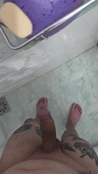Plný nadržený ve sprše