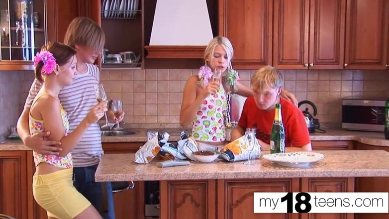 My 18 Teens: My18teens - sexe en groupe deux couples - éjaculation dans la bouche