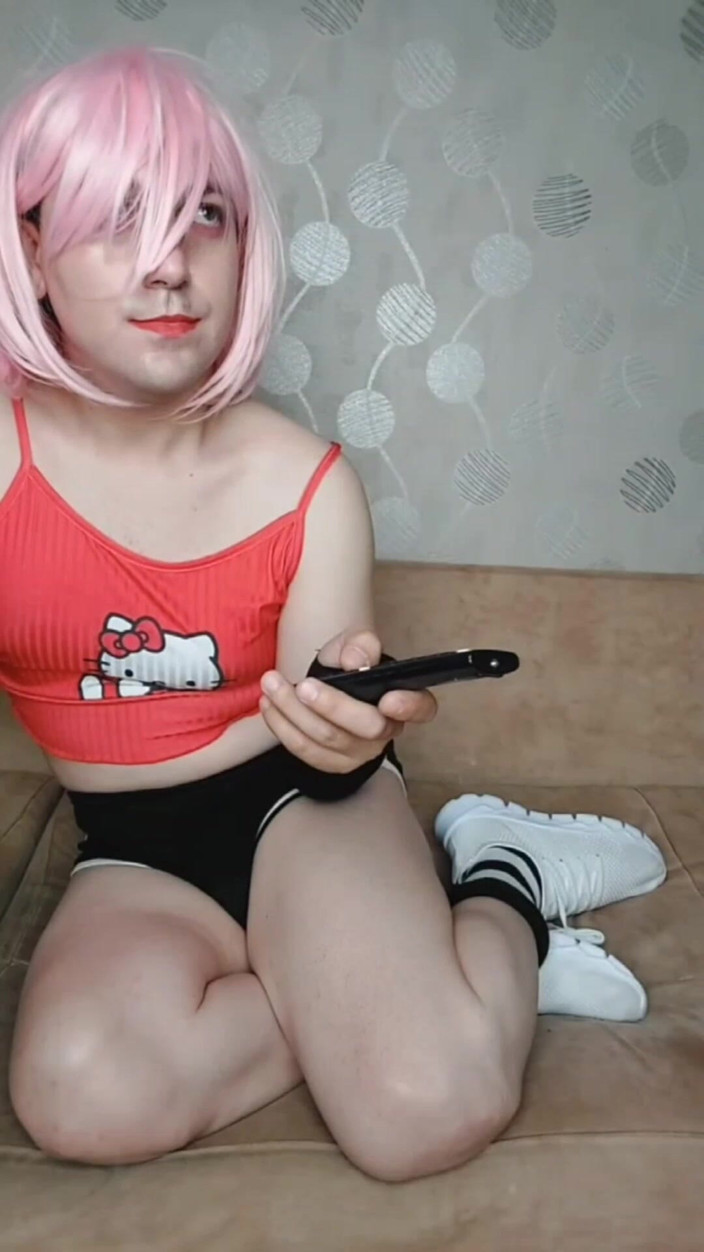 Kitty_Cross: Sissy Cowgirl Comel Dengan Kaki Lancap – Pantat Besar