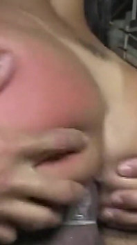 Vnadná brunetka MILF bere tlustého ptáka do zadku