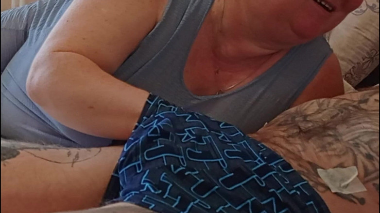 Zona901: Styvmamma suger min kuk innan jobbet för att få efterrätt...