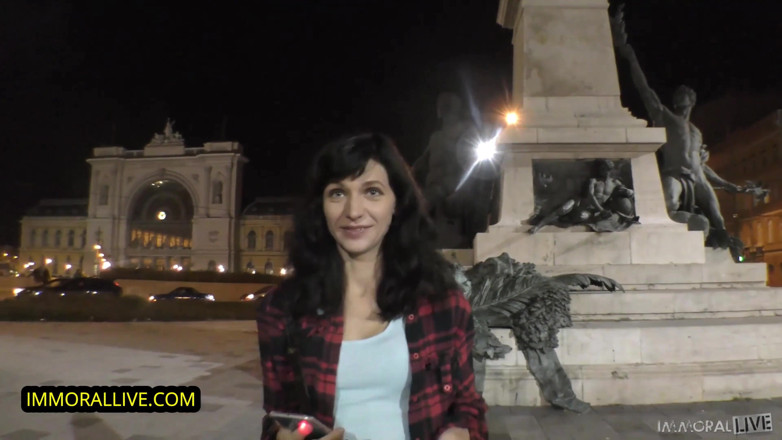 Immoral Live: Lo stile del 1970 un grande cespuglio nero viene sbattuto da...
