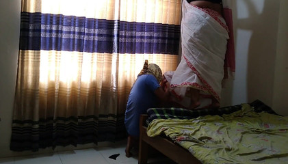 Aria Mia: Mi scopavo mentre riparavo le tende nella finestra