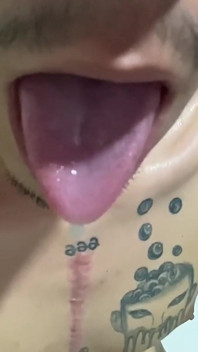 Eu amo engolir meu esperma depois de uma grande ordenha