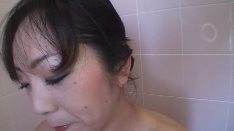 Asian Mature Climax: Ateşli banyo orta yaşlı seksi kadın yarak emiyor