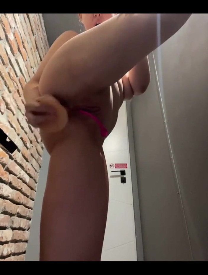 JuiceLussie: Velký penis mě šuká do análu v tělocvičně