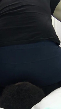 Sezení na obličeji a prdění