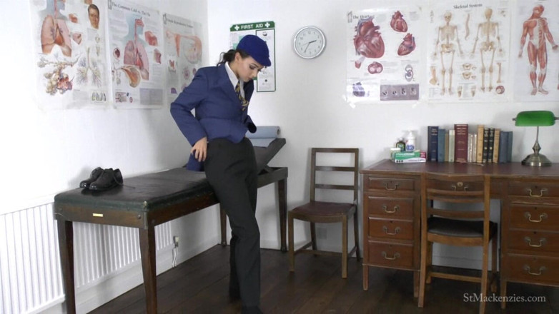 St Mackenzie's Archive: ローレンが男子の大学の制服を脱ぐ