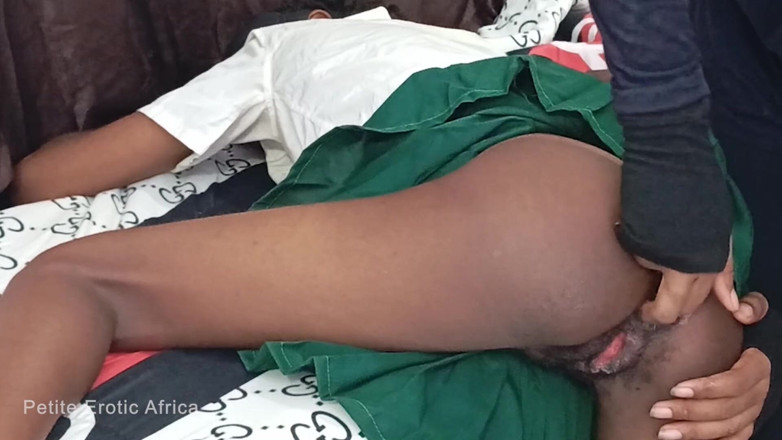Petite Erotic Africa: สาวผิวดำวัยรุ่นหวาน โดนควยยักษ์เย็ดด้วยความปรารถนา
