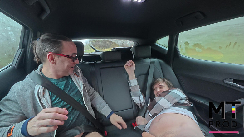 MT gay prod: Dva heterosexuální kluci si navzájem kouří a snaží se šukat vzadu...