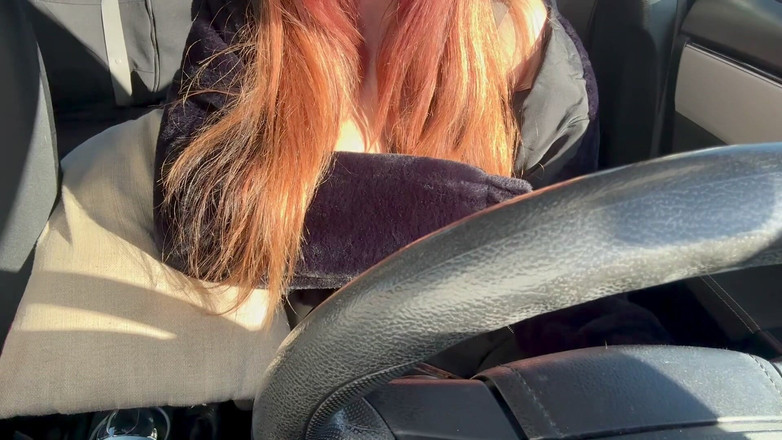 Artemisia Love: Nouă călătorie lungă în mașină cu Artemisia Love expunându-și sfârcurile excitate și...