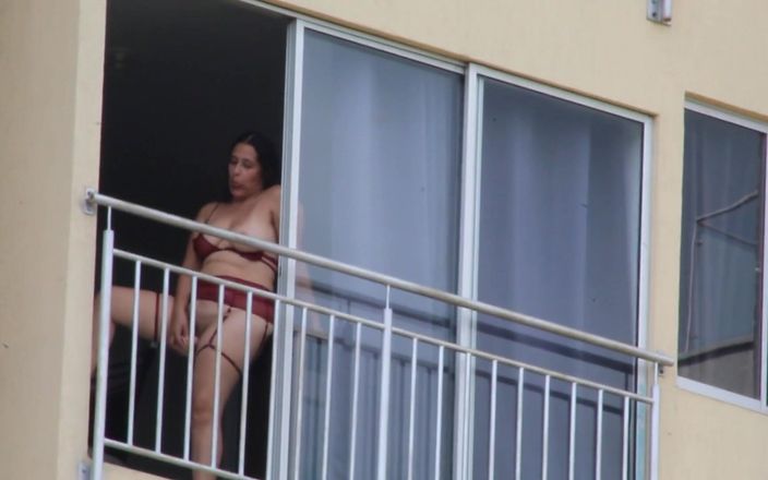 Jennifer and Markus: Komşum açık havada mastürbasyon yapmayı seviyor - İspanyol pornosu