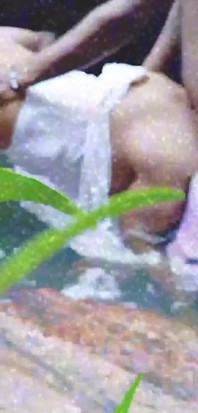Chica caliente bañándose y follando