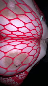 Gravid tjej med enorma bröst i rött mesh rider kuken och blir sedan knullad doggystyle