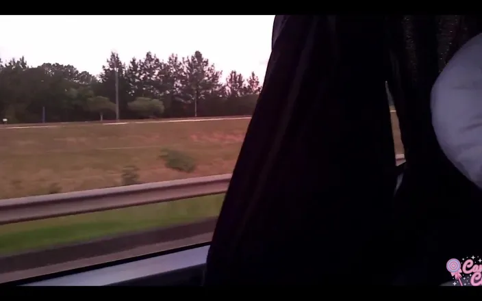 Candy Kush: Zlobivá, nahá dívka masturbuje v cestovním autobuse