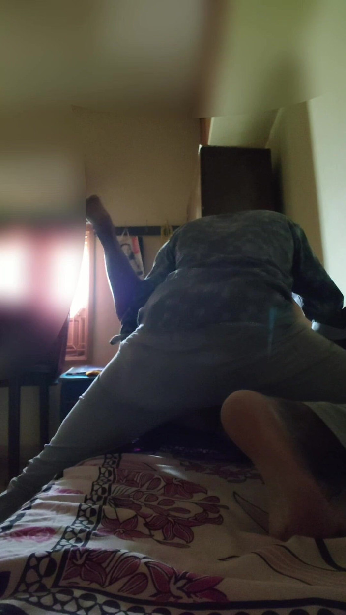 Porn films: 校長メダムがキッチンルームで大学生を犯した