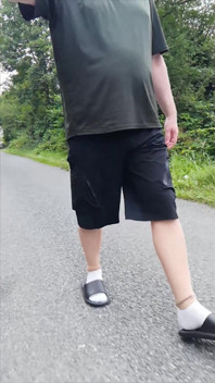 In Latschen Und Weißen Socken in Der Natur