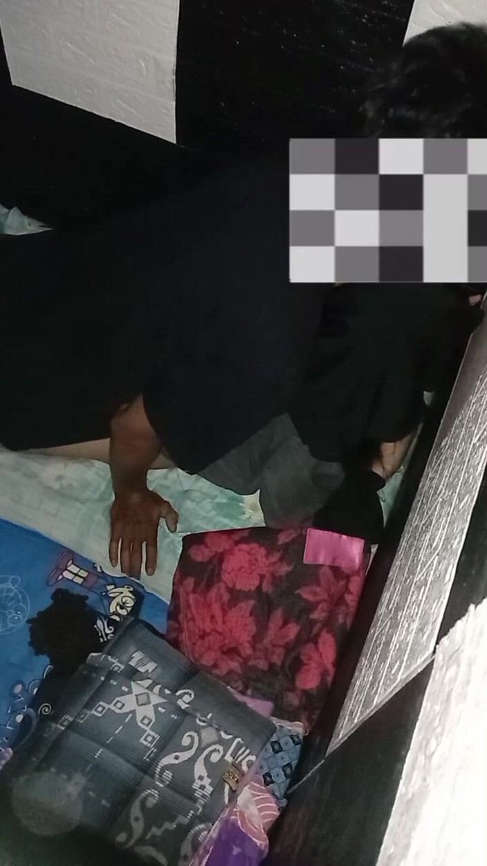Famly sex: zadek asijské ženy v hidžábu křičí bolestí a užívá si to