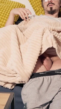 Tajemství před nevlastními sestrami při sledování televize