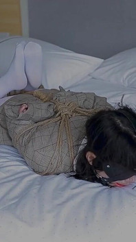 Hui09 - สาว JK ถุงน่องขาวถูกมัดกับเตียงด้วยเชือก