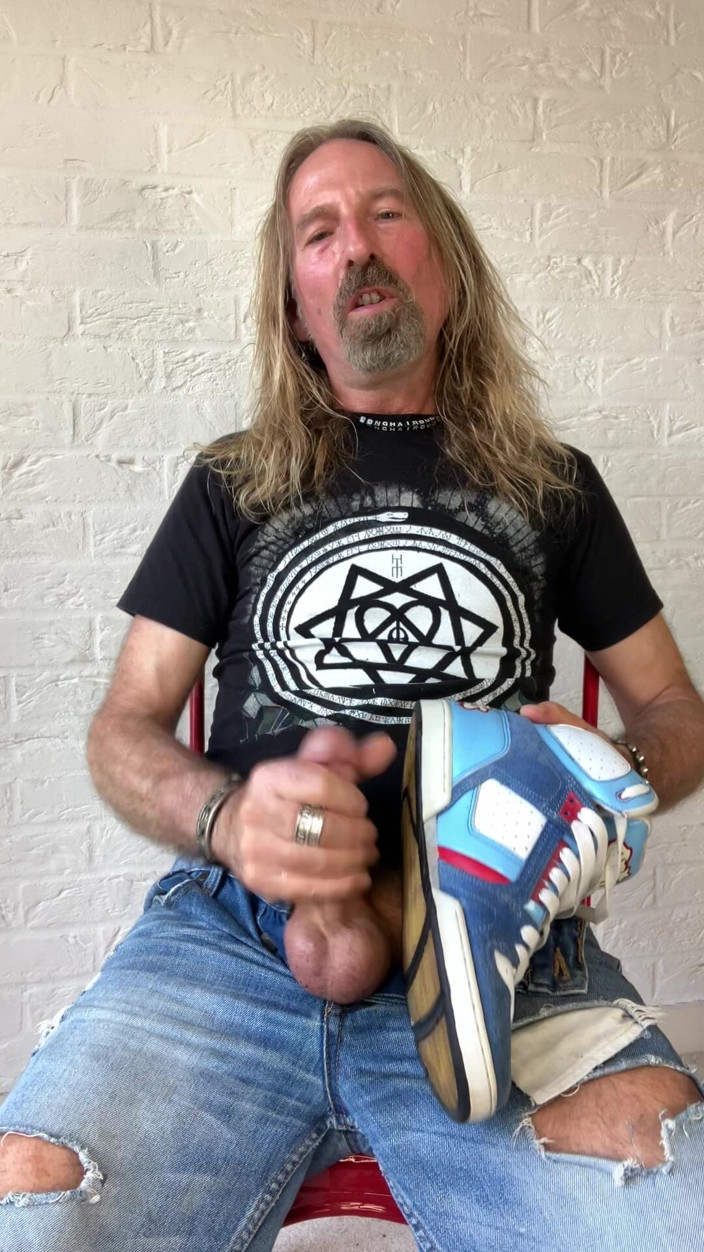 Longhairdude: Longhairdude Wanks and Cums with Osiris Trainers, Torn Jeans, Tshirt