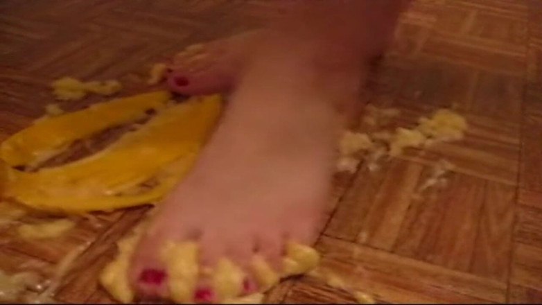 Sexy Amateurz: Miażdżąca stopy dla banana