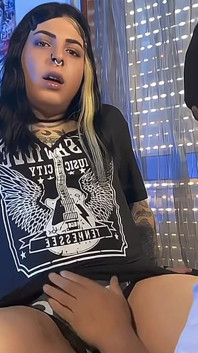 Żonaty mężczyzna ssie wielkiego kutasa trans dziewczyny