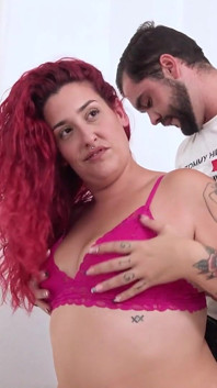 Tombul kızıl saçlılara bağımlı mısınız?? O zaman harika elektra red senin için bir kadın