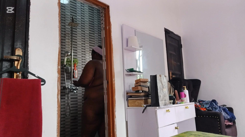Mara Exotic: Zwarte bbw milf badkamer Shenan op zijn hondjes