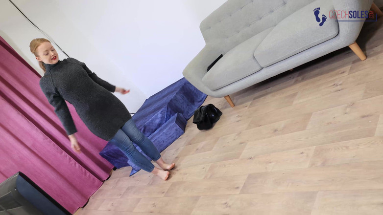 Czech Soles - foot fetish content: Ginger are picioare mari dureroase, mirositoare și transpirate