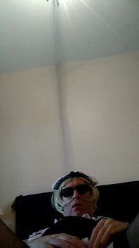 Cindymaid sissy si strofina il clitoride in mutandine rosa e succhia il dildo