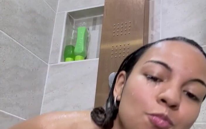 i_am_freya: L’eau tombe sur ma peau pendant que mes mains ne...