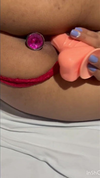 Brunetă Păroasă Păsărică Masturbându-se