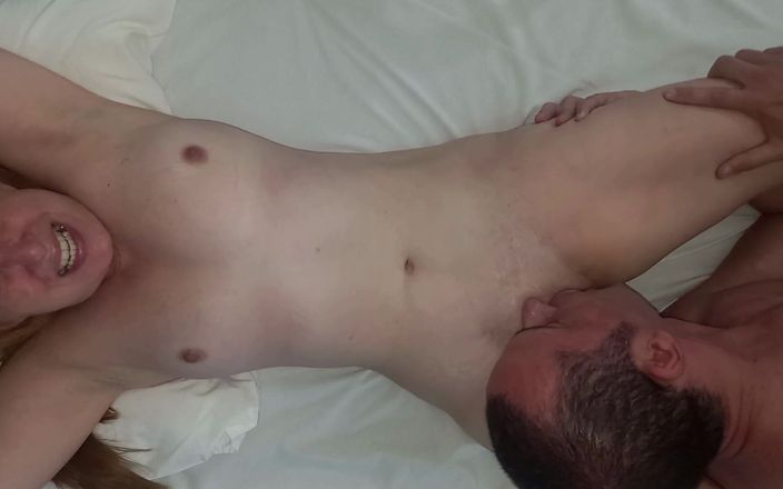 Casal Amador: 내 입에 정액을 정말 맛있게 만든 작은 백인 소녀의 보지를 강렬하게 빨아줬어