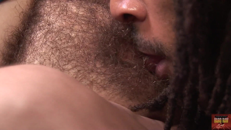 Hard raw sex: Vnadná amatérka šuká své první velké černé péro na prvním mezirasovém castingu